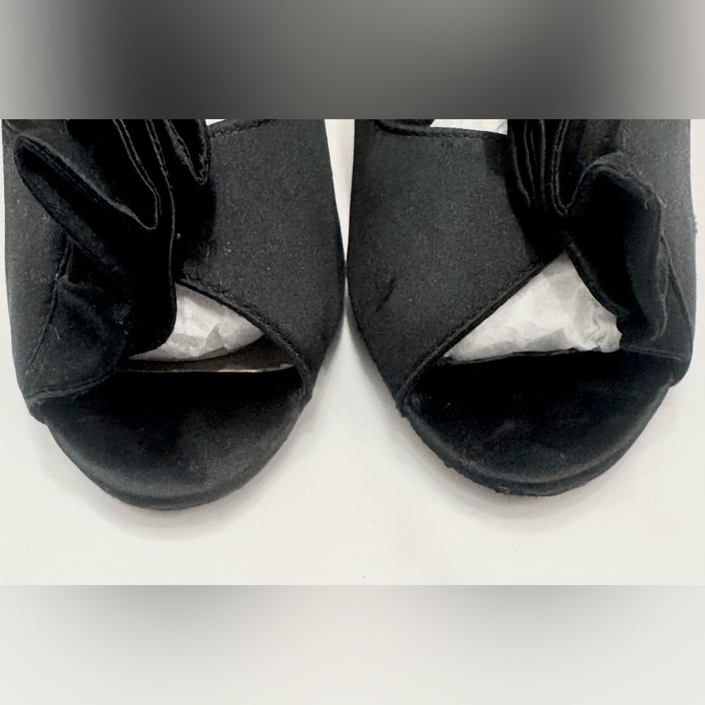 🖤 Satin Ruffled Heels - Picture 4 of 9